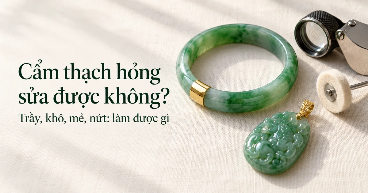 Một chiếc vòng phỉ thúy xanh trắng có một đoạn bọc đai vàng bóng, một mặt dây phỉ thúy xanh chạm khắc có móc vàng, một bánh đánh bóng bằng nỉ trắng gắn trên trục kim loại và một kính lúp 10x trên vải lanh màu ngà